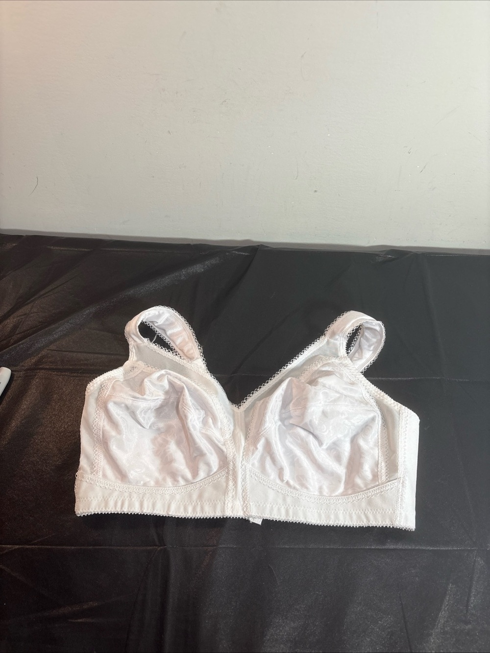 Playtex Women’s White Comfort Lace-Trimmed Soft Cup Bra. 1422